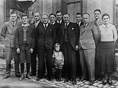 Nagold에 위치한 Häfele 하드웨어 상점 앞에서 Adolf Häfele와 직원들